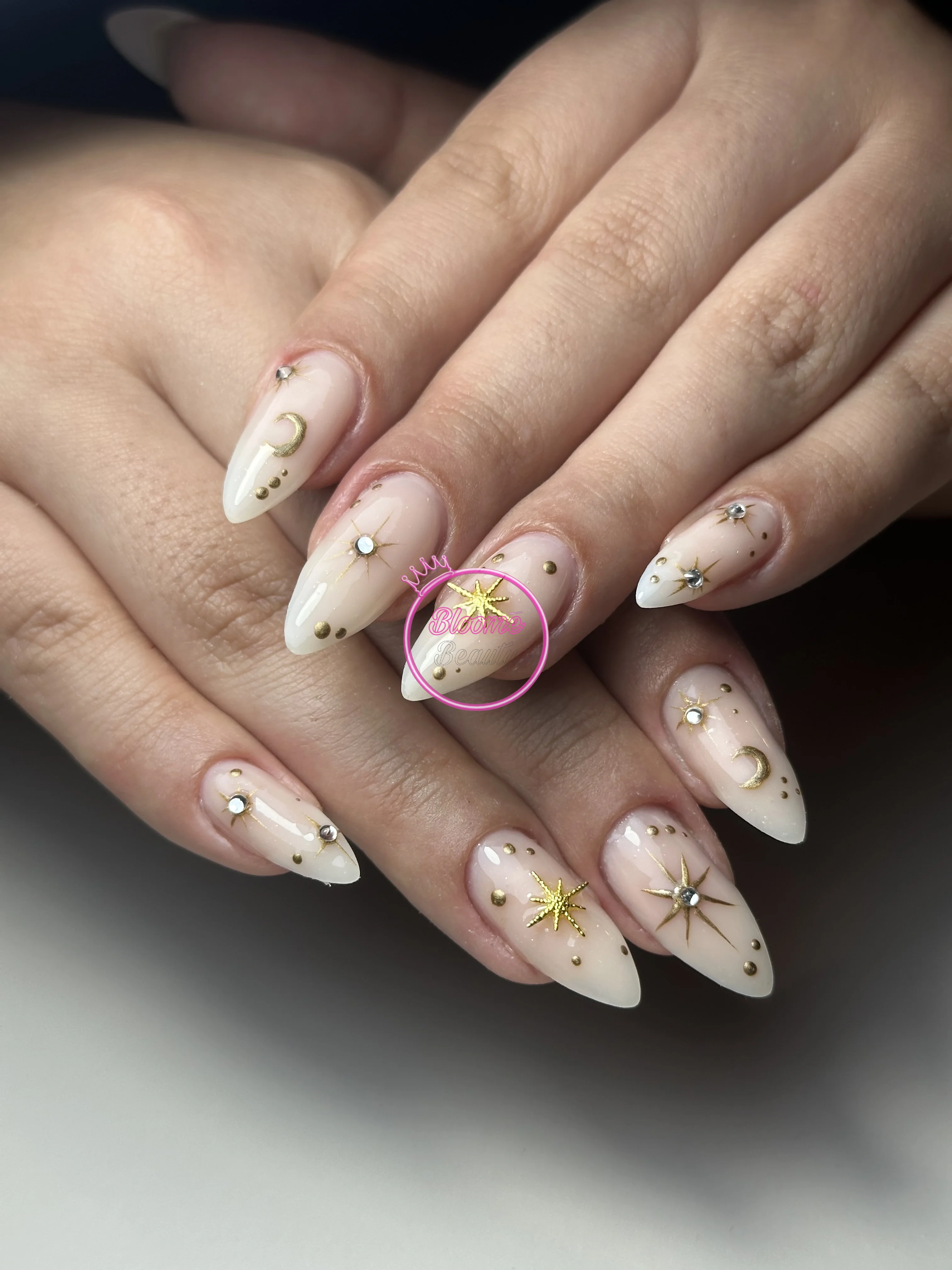 Yıldızlı charmlı nail art  - Nail Art - Bloome Beauty Club Bloome Beauty Club Batıkent