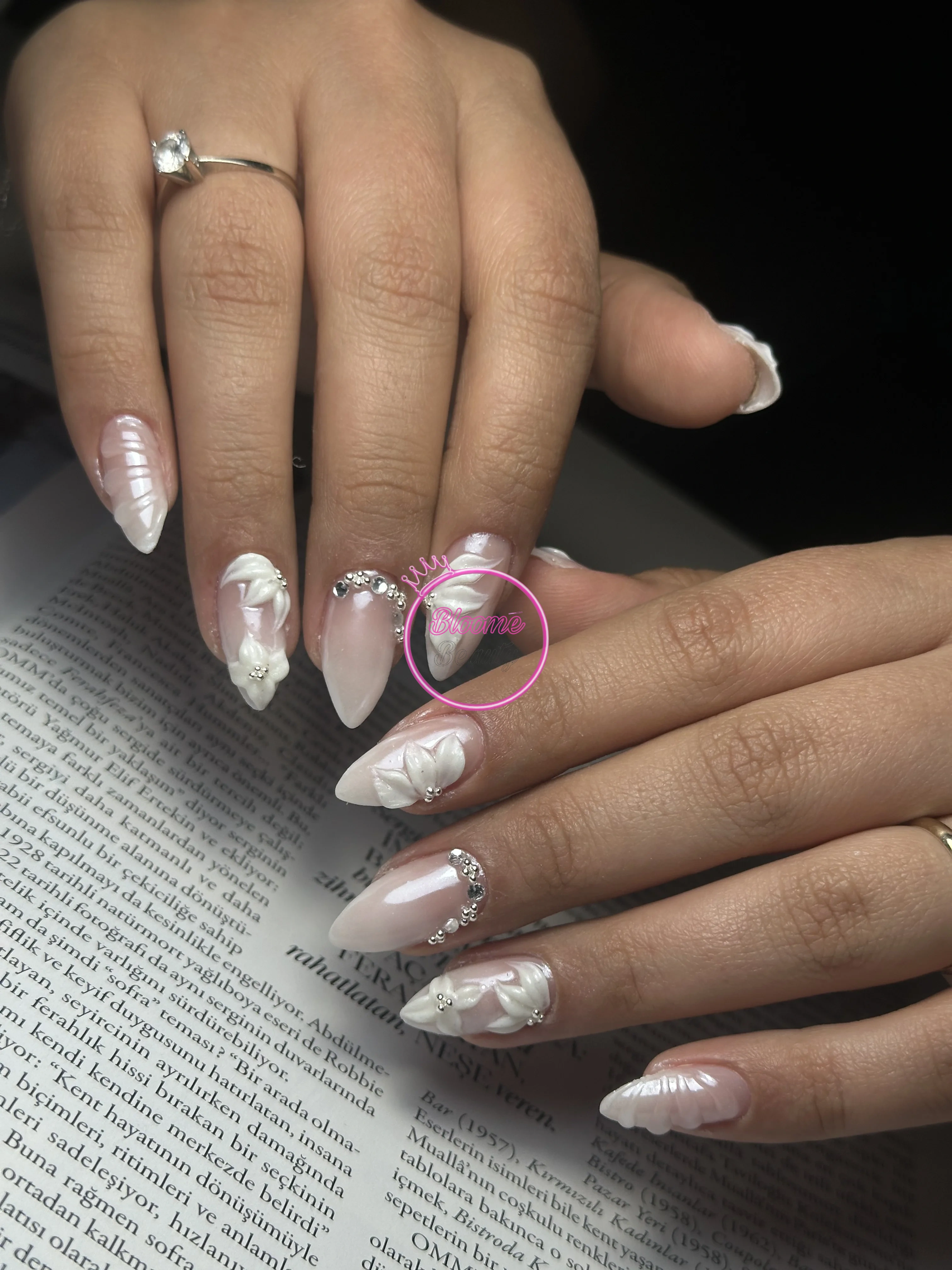 Ombreli inci tozu çiçek kabartma - Nail Art - Bloome Beauty Club Bloome Beauty Club Batıkent